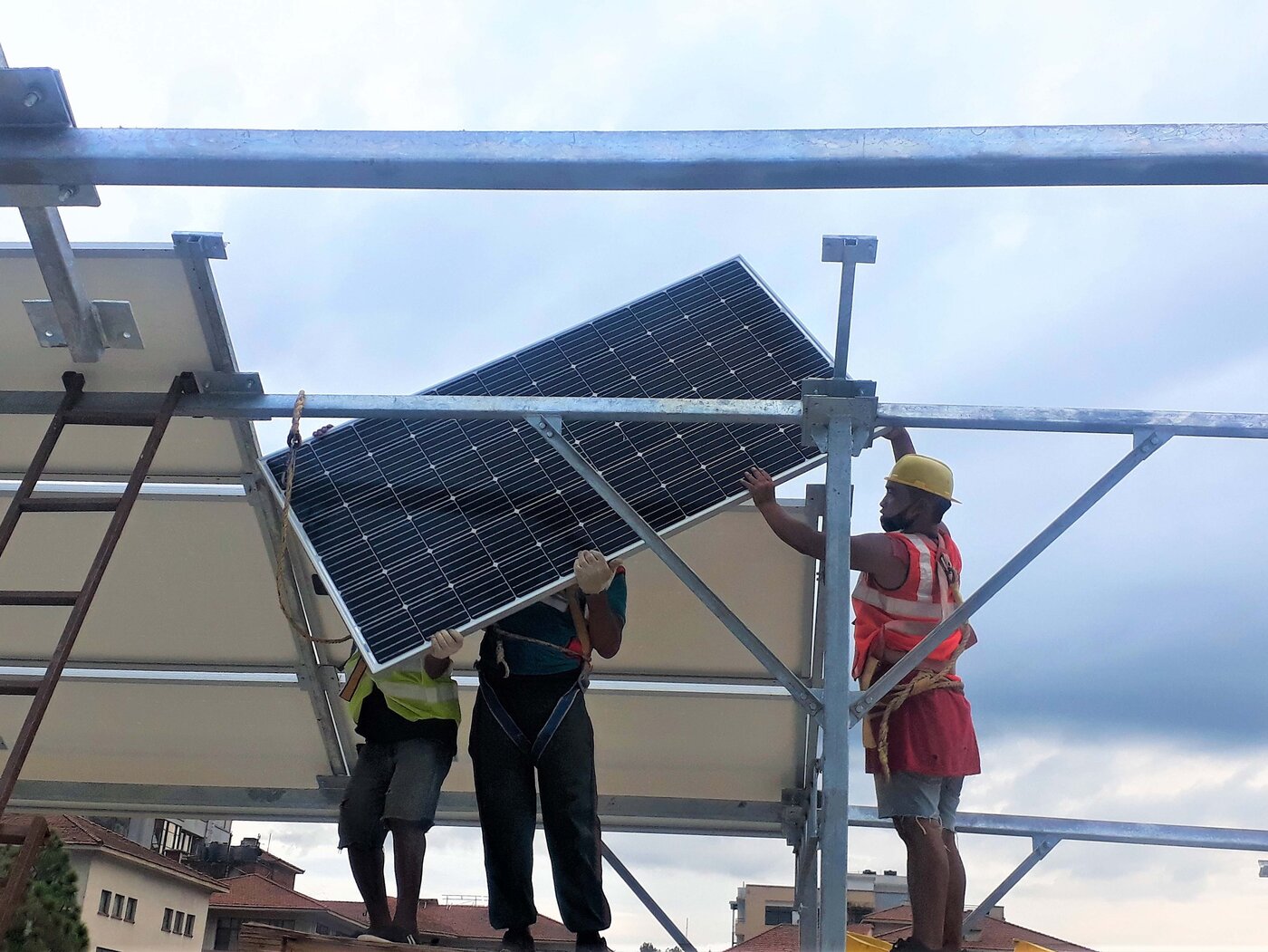 Installing the rooftop solar canopy structure at UNICEF Headquarters